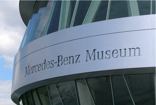 Eingang des Mercedes-Benz Museums